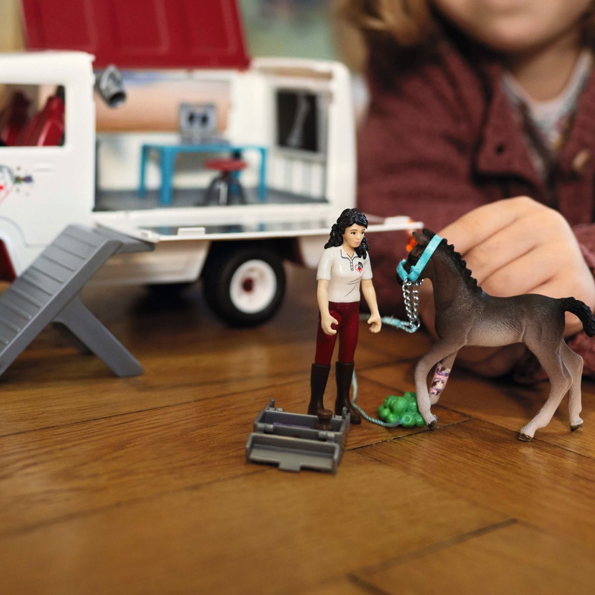 Mobile Vet with Hanoverian Foal 42439 | Schleich USA Inc.