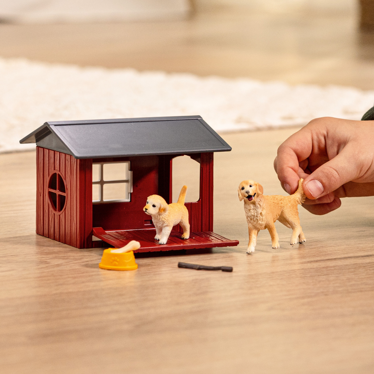 Dog Kennel with Golden Retriever