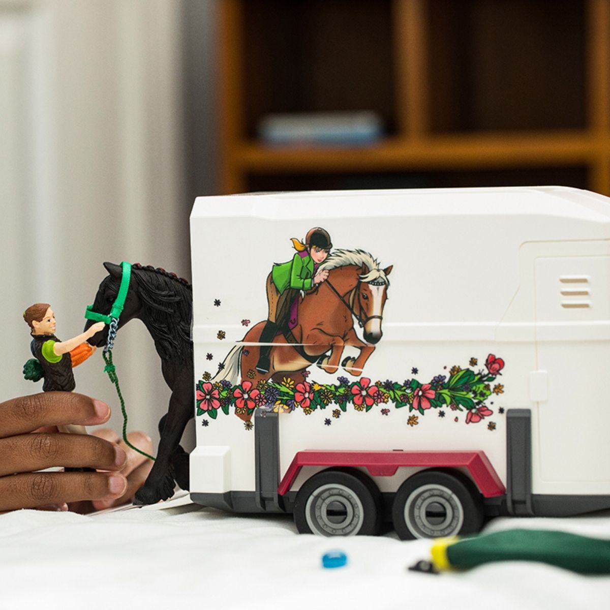 Pick up with horse box 42346 | Schleich USA Inc.