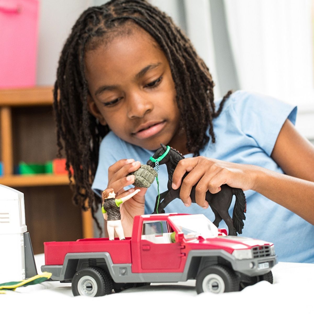 Pick up with horse box 42346 | Schleich USA Inc.