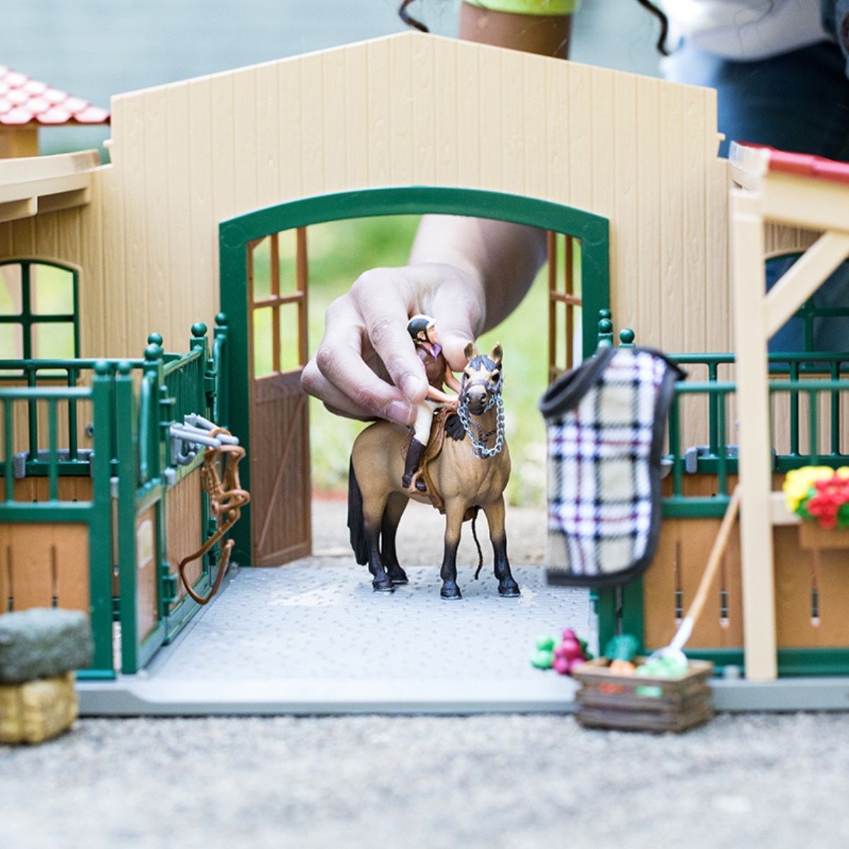 Stable with horses and accessories 42195 | Schleich USA Inc.